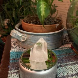 Clear point quartz crystal 6.35 x 3.81 cm